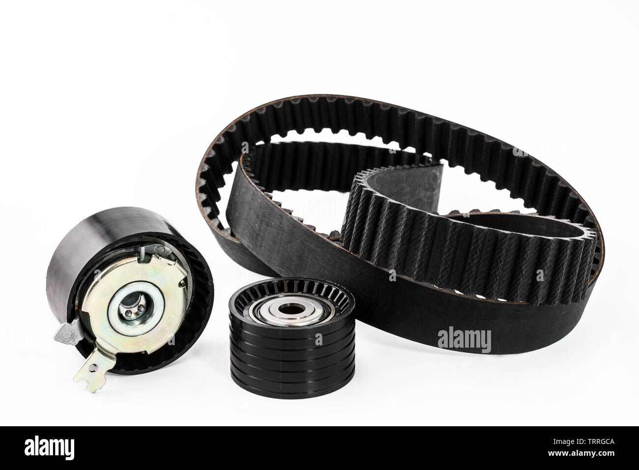 Pièces de rechange pour la voiture. L'ensemble de courroie de distribution avec rouleaux sur un fond blanc. Banque D'Images