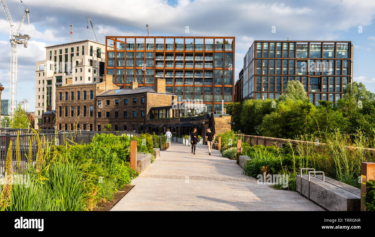 Londres, Angleterre, Royaume-Uni - juin 3, 2019 : Les piétons marcher le long Bagley Promenade à la chute du charbon dans le quartier de régénération de King's Cross, à l'offi Banque D'Images