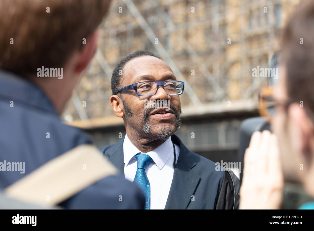 Londres, Royaume-Uni. 11 juin 2019. British humoriste, acteur, chanteur, écrivain et présentateur de télévision et connu pour le co-fondateur de Comic Relief, aujourd'hui, parler à la presse à l'extérieur du Parlement. Crédit : Joe Keurig / Alamy News Banque D'Images