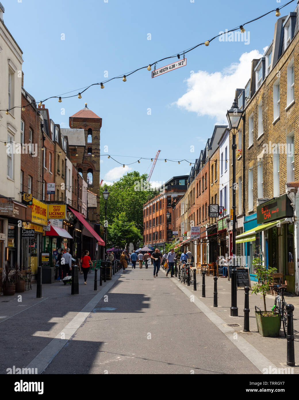 Londres, Angleterre, Royaume-Uni - juin 3, 2019 : Les piétons toutes boutiques et restaurants sur Exmouth Market à Londres. Banque D'Images