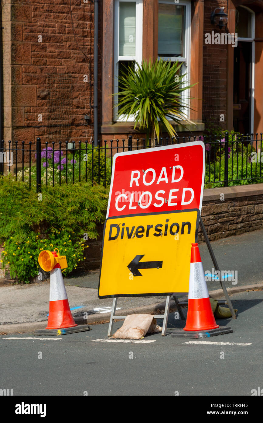 La fermeture de la route dans une ville, UK Banque D'Images