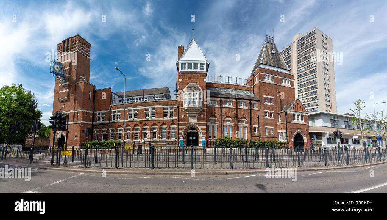 Londres, Angleterre, Royaume-Uni - juin 1, 2019 : le soleil brille sur le Tower Hamlets College campaus sur East India Dock Road dans le peuplier. Banque D'Images