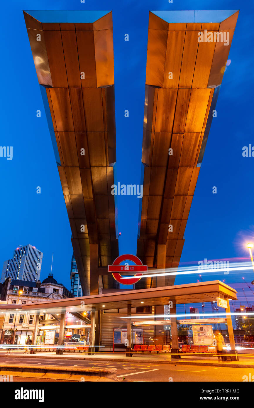 Londres, Angleterre, Royaume-Uni - Mai 28, 2019 : Les bus passent sous le toit en porte-à-faux distinctif de Vauxhall Station de bus dans le sud de Londres au crépuscule. Banque D'Images