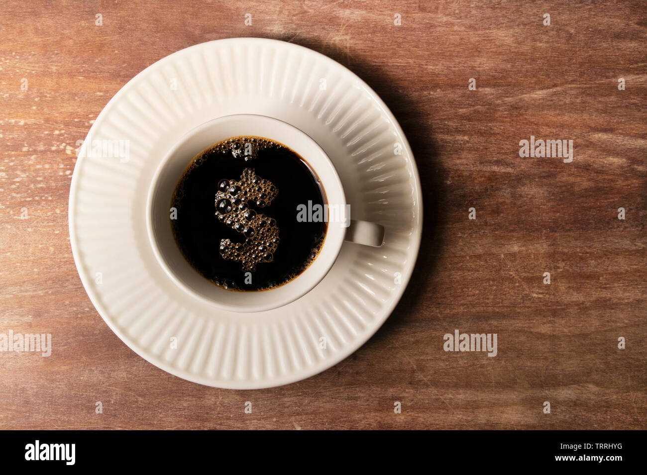 Tasse de café avec le signe du dollar de bulles. Tasse à café avec signe dollar argent forme bulle. Banque D'Images