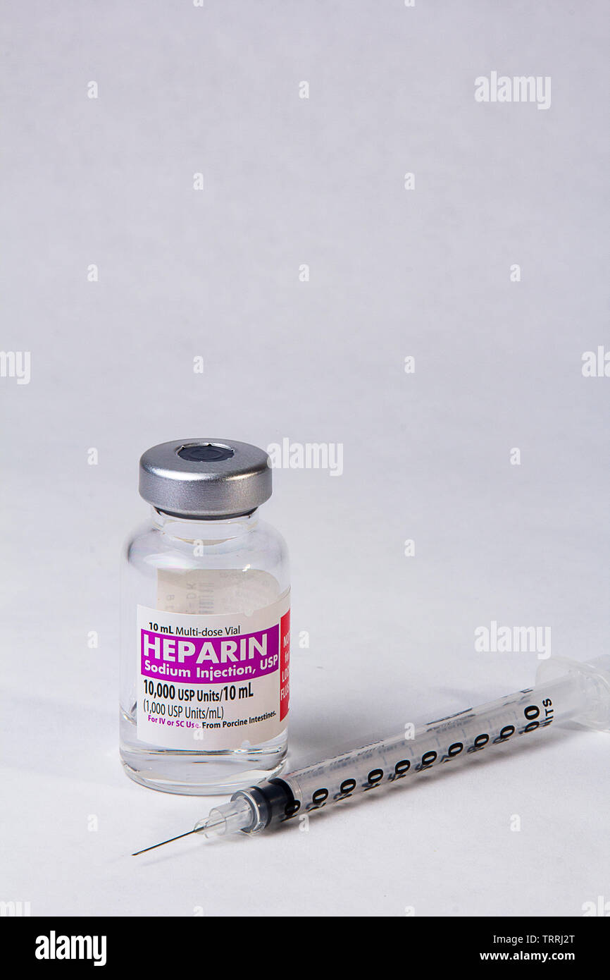 Une bouteille de l'anticoagulant Héparine sodique avec une seringue sur un  fond blanc Photo Stock - Alamy