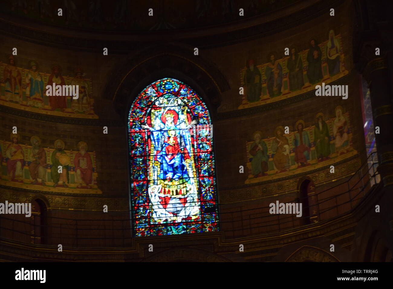 Vitraux dans la cathédrale de Strasbourg en France Banque D'Images