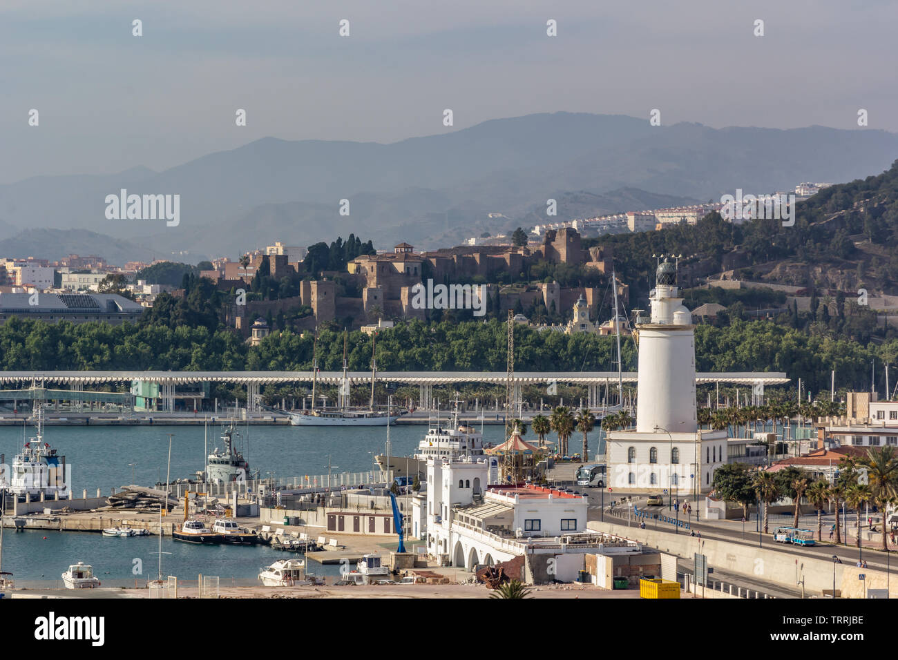 La Farola, Malaga, Espagne - circa 2015. Bien-phare connu entouré de restaurants, des sentiers de randonnée et une vue sur l'eau sereine. Banque D'Images