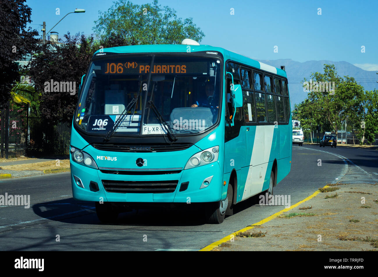 SANTIAGO, CHILI - Décembre 2015 : un nouveau bus pour le Transantiago système public est la finition c'est à vélo Banque D'Images
