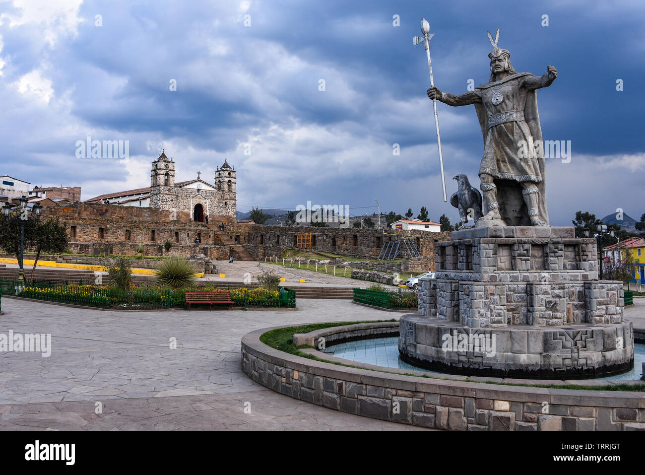 Une statue d'Inca Pachacutec et l'église catholique dans la plaza de Vilcashuaman. Ayacucho, Pérou Banque D'Images