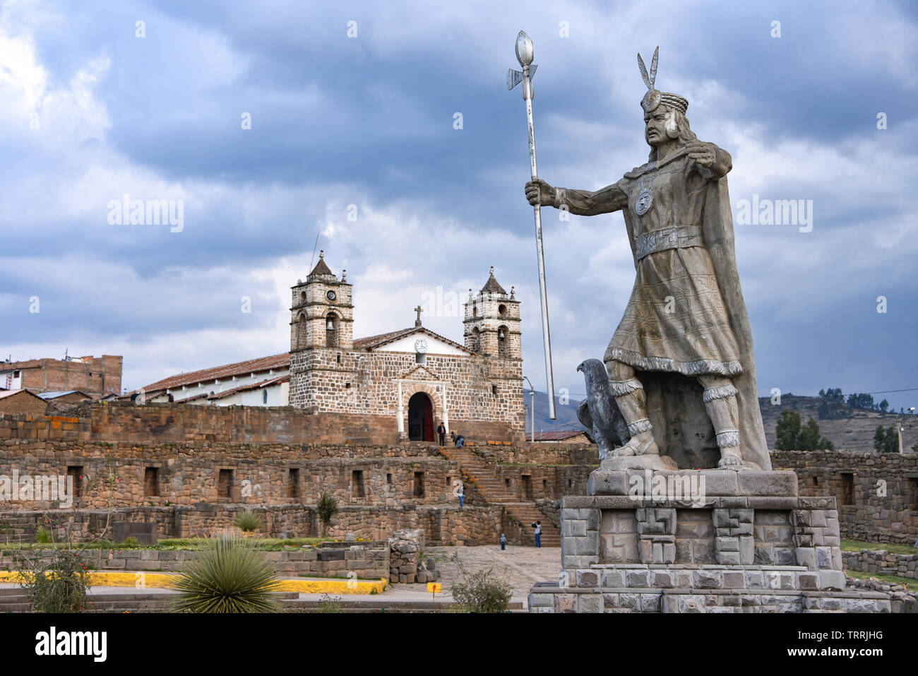 Une statue d'Inca Pachacutec et l'église catholique dans la plaza de Vilcashuaman. Ayacucho, Pérou Banque D'Images