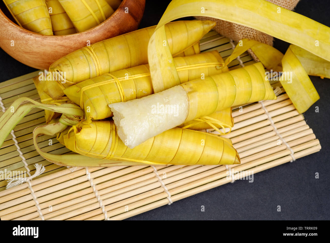 Suman sa Ibos, un traditionnel gâteau de riz enveloppés dans des feuilles de Buli Banque D'Images