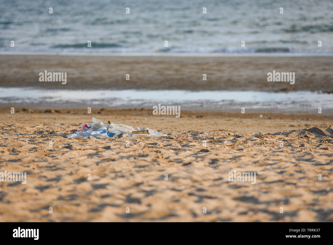 Les déchets dans la mer avec sac bouteille en plastique et autres déchets de sable de plage mer sale sur l'île / problème de l'environnement la pollution des ordures en plastique Banque D'Images