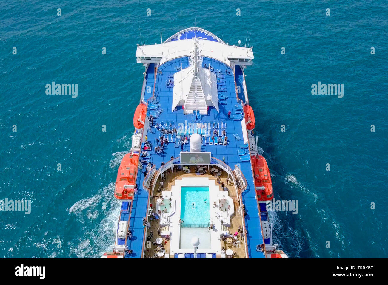 Grand navire de croisière en mer - Vue aérienne de l'image. Banque D'Images