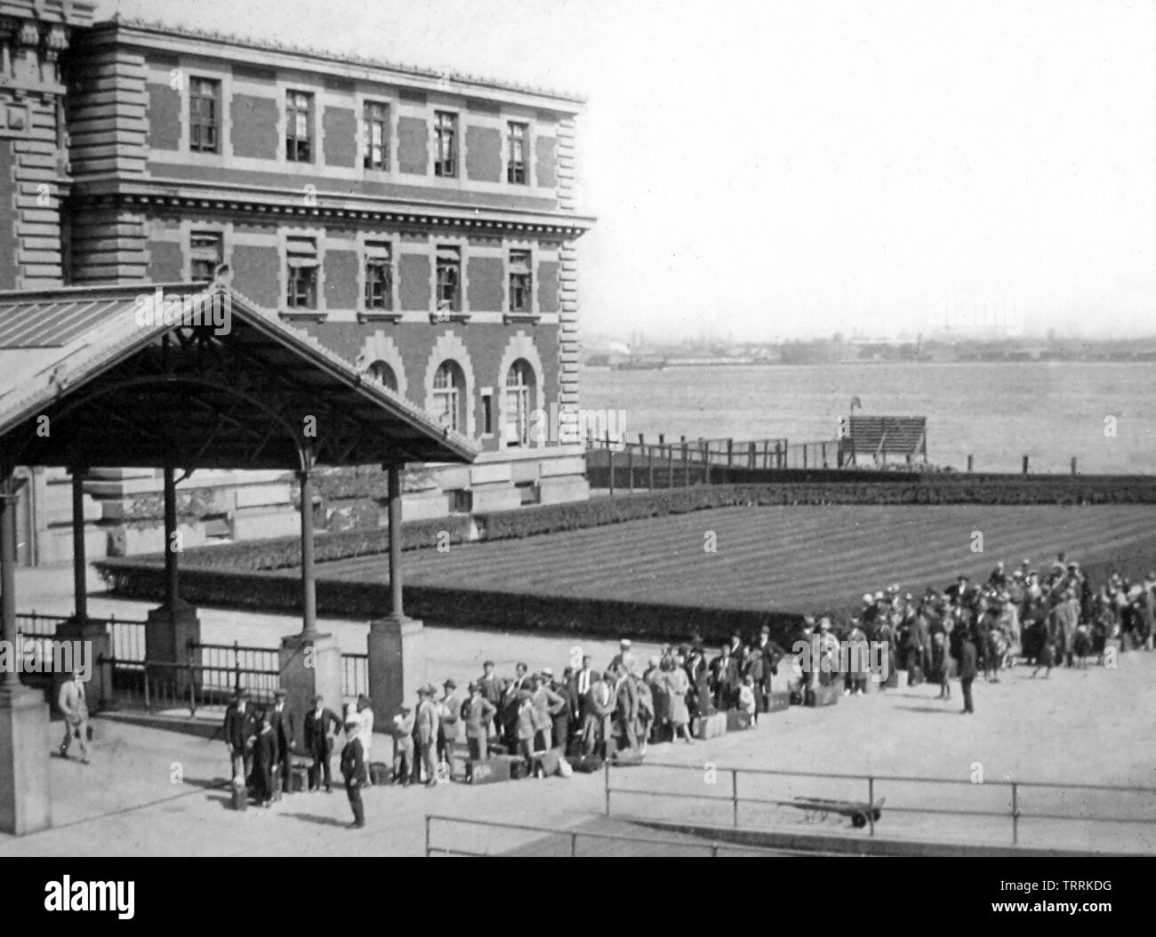 Les immigrants arrivant à Ellis Island, New York, USA Banque D'Images