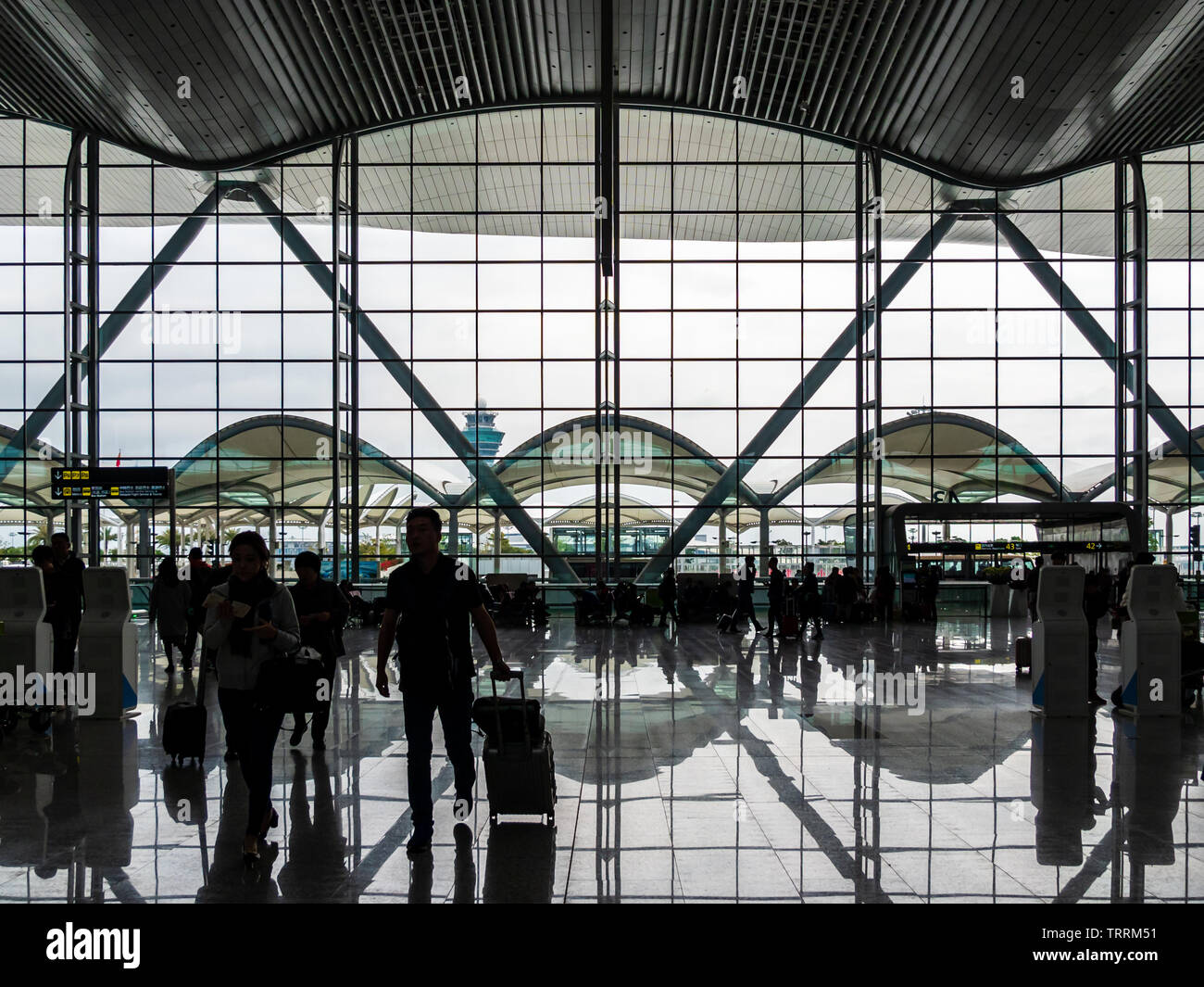 , BAIYUN de Guangzhou, Chine - 10 MAR 2019 - Silhouette vue de voyageurs entrant dans le hall de départ de l'aéroport de Baiyun, l'un des aéroports les plus achalandés en C Banque D'Images