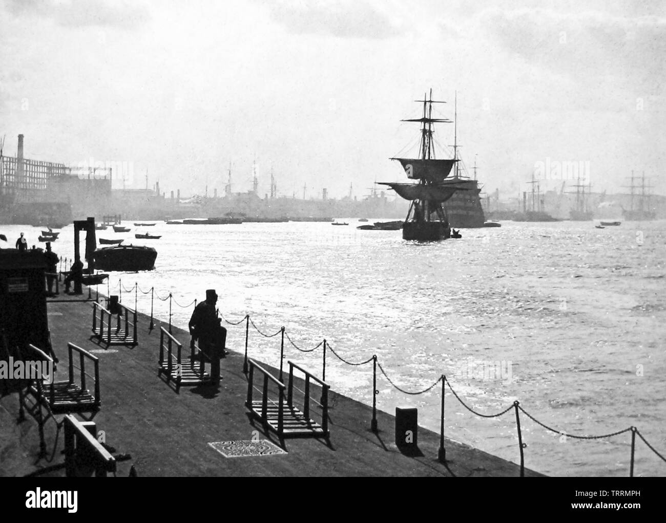 En attendant le ferry à Londres, Greenwich Pier Banque D'Images