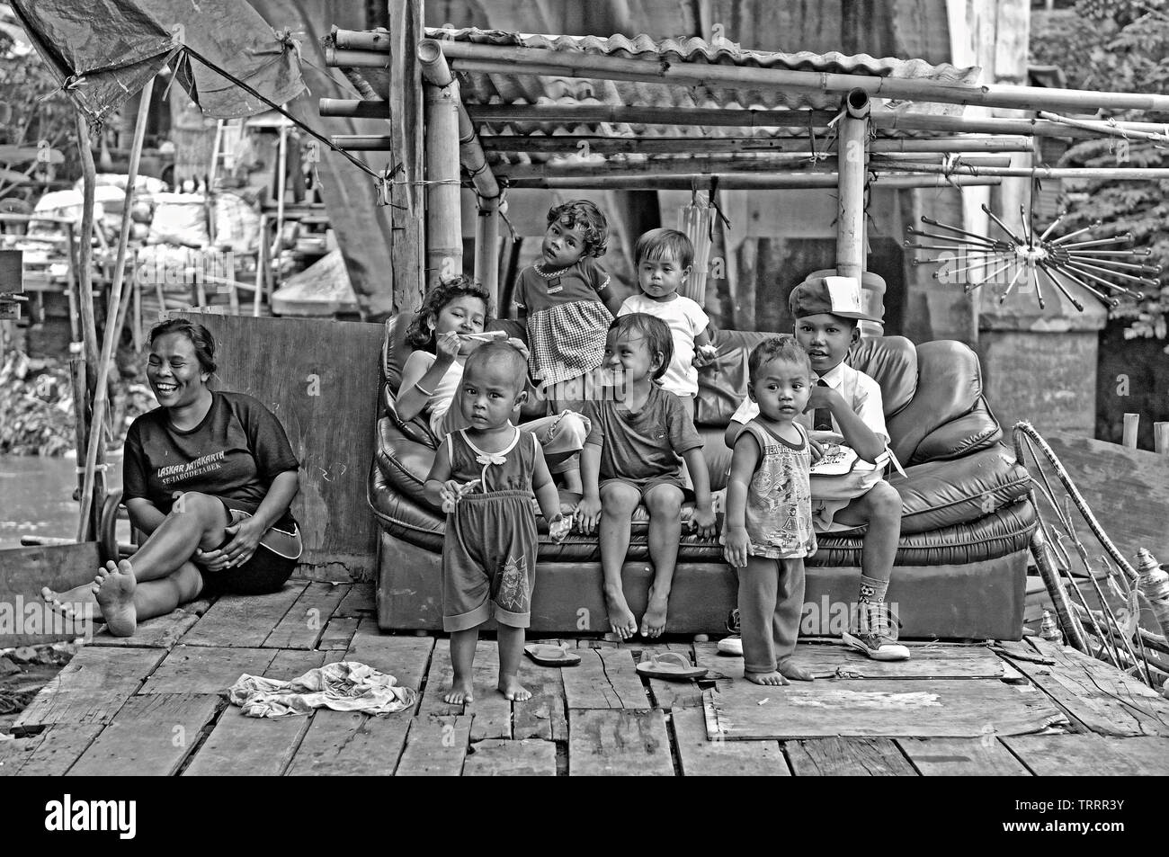 Jakarta, Indonésie - JAKARTA/16 novembre 2009 : les pauvres gens de squatters à profiter de la vie sur un canapé à Kampung melayu sur les rives de la rivière Ciliwung Banque D'Images