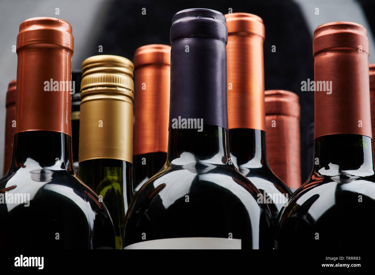 Les différentes bouteilles de vin vue rapprochée de la pile Banque D'Images