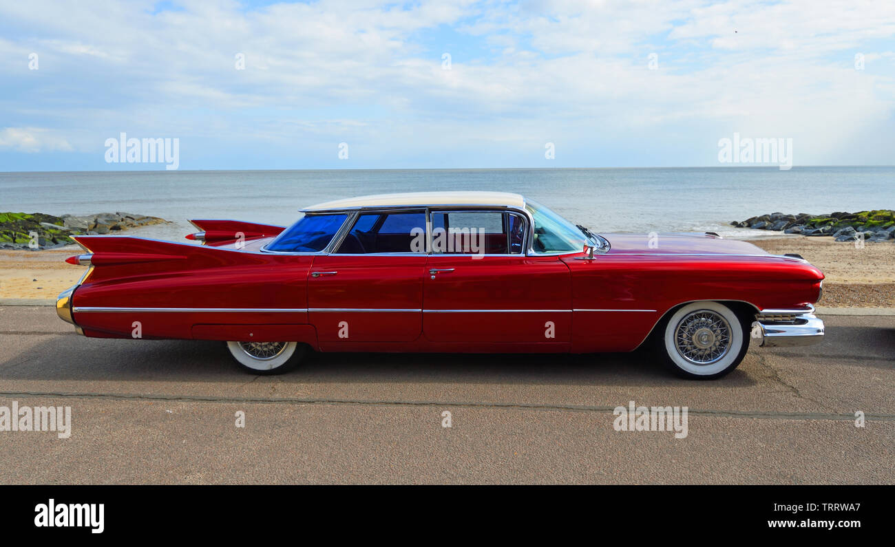 Classic 1950 Rouge porte 4 moteur Cadillac voiture garée sur promenade du front de mer. Banque D'Images
