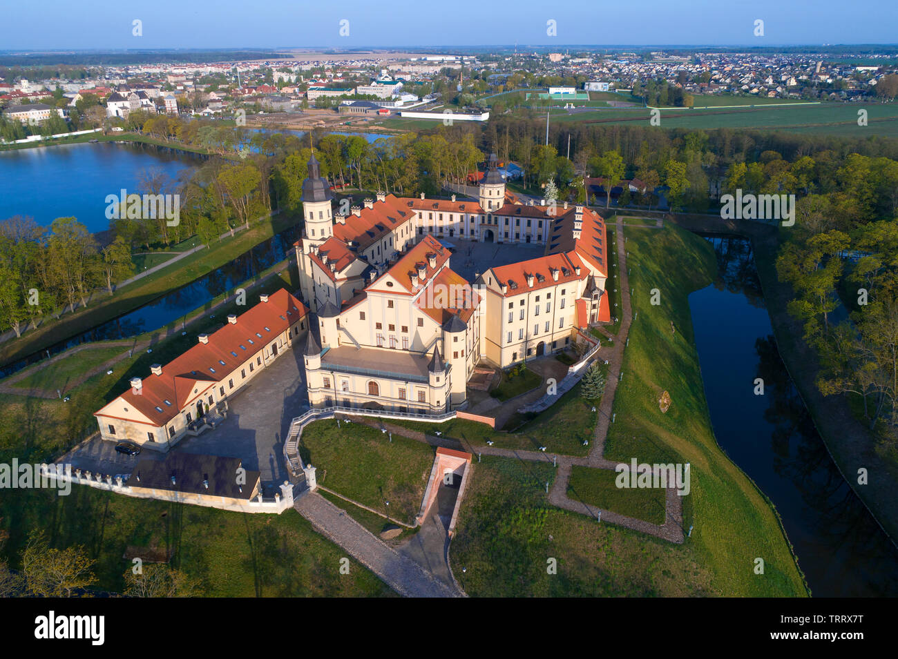 Château de Nesvizh devint un lieu crucial dans le contexte de la ville sur un mai au matin. Bélarus Banque D'Images
