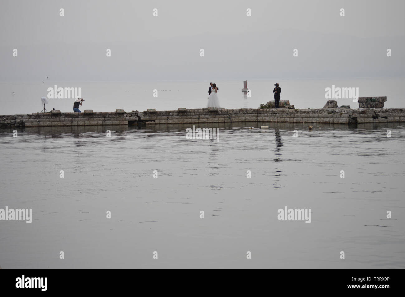 Prewedding séance photo au lac Ohrid, Macédoine Banque D'Images