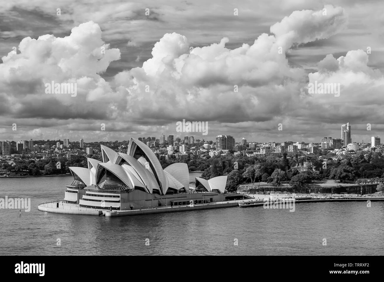 Belle vue en noir et blanc de l'Opéra de Sydney, Australie, du Harbour Bridge Banque D'Images