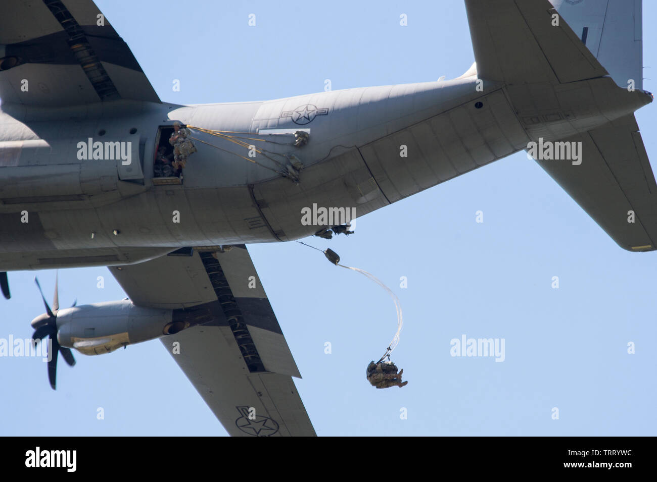 Les parachutistes de la 4th Infantry Brigade Combat Team (Airborne), 25e Division d'infanterie de l'armée américaine, l'Alaska, passer d'un Air Force C-130J Super Hercules pendant l'entraînement pour l'exercice Arctic Aurora à Joint Base Elmendorf-Richardson, Alaska, le 7 juin 2019. Aurora de l'Arctique est un exercice d'entraînement bilatéral annuel comportant des éléments de l'armée américaine de l'Alaska et le sol japonais d'autodéfense, qui vise à renforcer les liens entre les deux combinés en exécutant des opérations aéroportées en petites unités de base de compétence et de l'adresse au tir d'armes légères avec un accent sur la préparation au combat et interoperab Banque D'Images