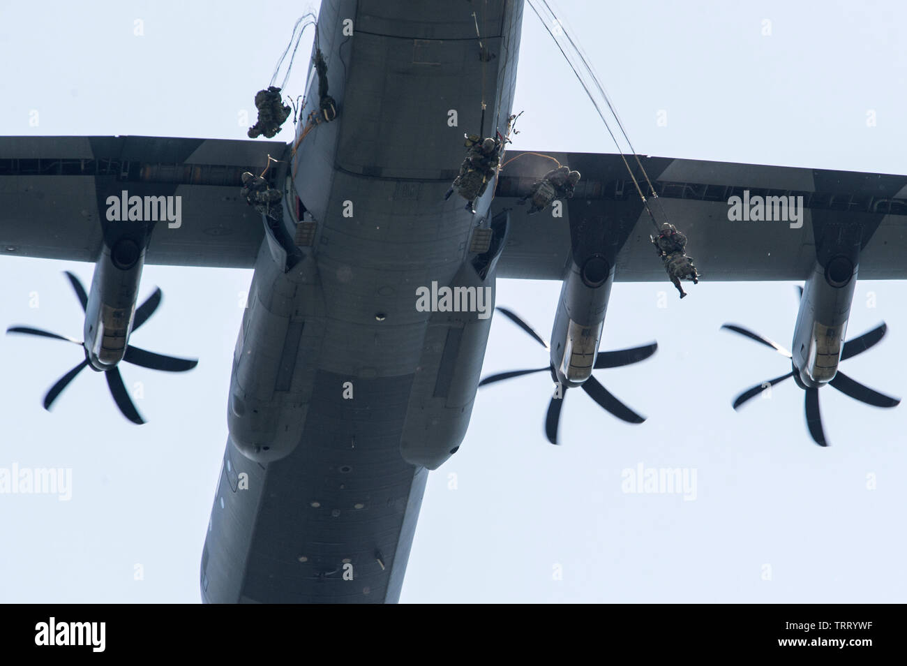 Parachutistes de la 1ère Brigade aéroportée, autodéfense japonaise sauter de la U.S. Air Force C-130J Super Hercules pendant l'entraînement pour l'exercice Arctic Aurora à Joint Base Elmendorf-Richardson, Alaska, le 7 juin 2019. Aurora de l'Arctique est un exercice d'entraînement bilatéral annuel comportant des éléments de l'armée américaine et l'Alaska JGSDF, qui vise à renforcer les liens entre les deux combinés en exécutant des opérations aéroportées en petites unités de base de compétence et de l'adresse au tir d'armes légères avec un accent sur la préparation au combat et l'interopérabilité entre les deux forces militaires. Le C-130J Super Banque D'Images
