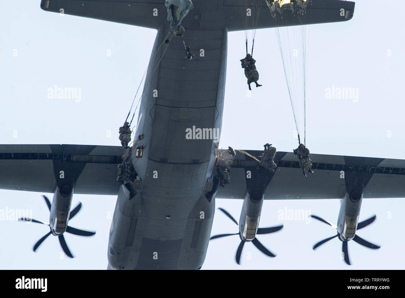 Parachutistes de la 1ère Brigade aéroportée, autodéfense japonaise sauter de la U.S. Air Force C-130J Super Hercules pendant l'entraînement pour l'exercice Arctic Aurora à Joint Base Elmendorf-Richardson, Alaska, le 7 juin 2019. Aurora de l'Arctique est un exercice d'entraînement bilatéral annuel comportant des éléments de l'armée américaine et l'Alaska JGSDF, qui vise à renforcer les liens entre les deux combinés en exécutant des opérations aéroportées en petites unités de base de compétence et de l'adresse au tir d'armes légères avec un accent sur la préparation au combat et l'interopérabilité entre les deux forces militaires. Le C-130J Super Banque D'Images