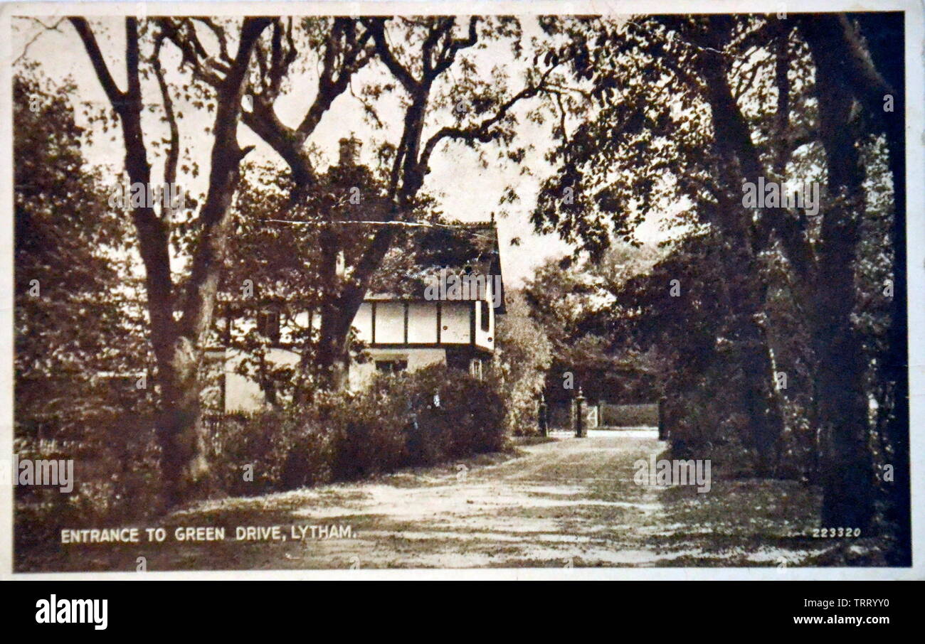 Une carte postale du début du XXe siècle représentant l'entrée de Green Drive, Lytham, dans le Lancashire. Green Drive est actuellement 0.6 miles de long et un chemin libre de circulation. Le bâtiment s'appelait « Swiss Cottage ». Banque D'Images