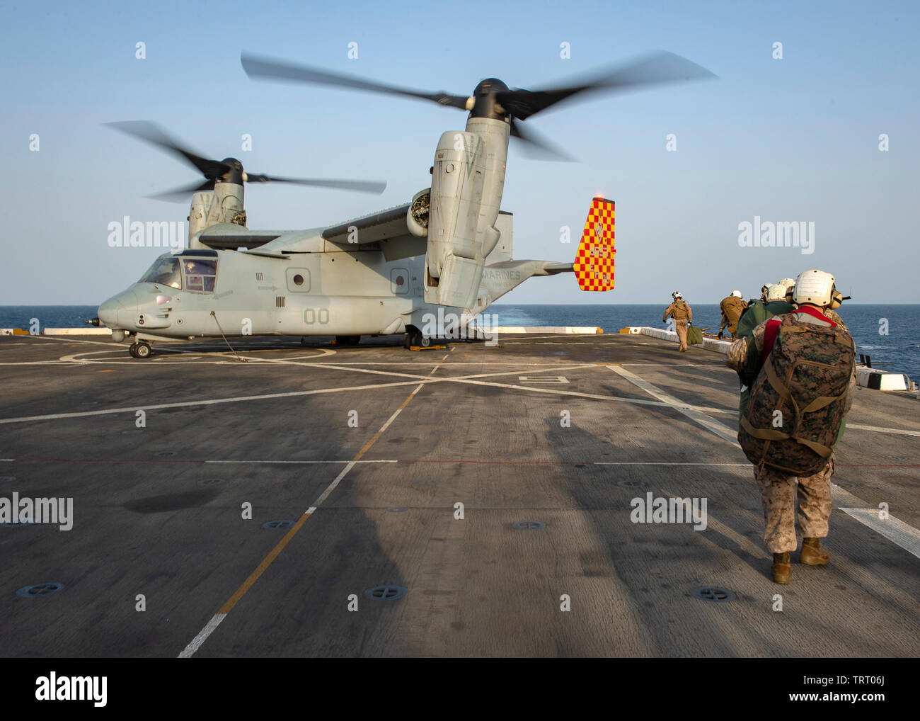Les membres de l'avant-service déployé à bord de la classe San Antonio-dock de transport amphibie USS Arlington (LPD 24), se préparer à passer au Camp Lemonnier, Djibouti pendant les opérations de vol, le 7 juin 2019. Camp Lemonnier est axé sur les opérations d'une installation à terre qui permet aux États-Unis, les forces du pays alliés et partenaires d'être où et quand ils sont nécessaires pour assurer la sécurité et la stabilité en Europe, en Afrique et en Asie du Sud-Ouest. (U.S. Photo par marine Spécialiste de la communication de masse 1re classe Shannon D. Barnwell) Banque D'Images