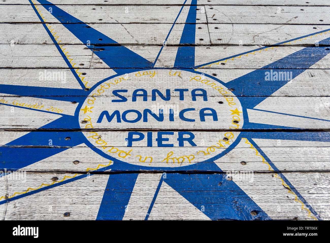 Inscrivez-vous sur le terrain, la jetée de Santa Monica, un autre jour au paradis. Le signe est situé à l'extrémité de la jetée de Santa Monica, en Californie du sud. Banque D'Images