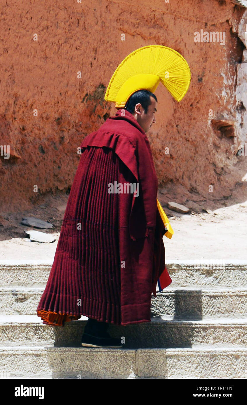 Un chapeau jaune lama en monastère Labrang. Banque D'Images