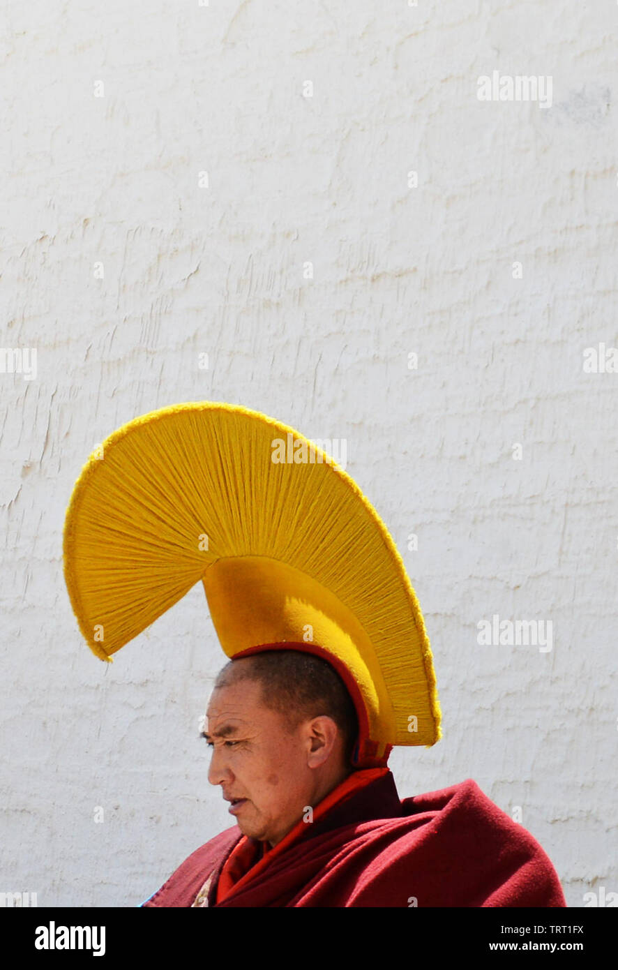 Un chapeau jaune lama en monastère Labrang. Banque D'Images