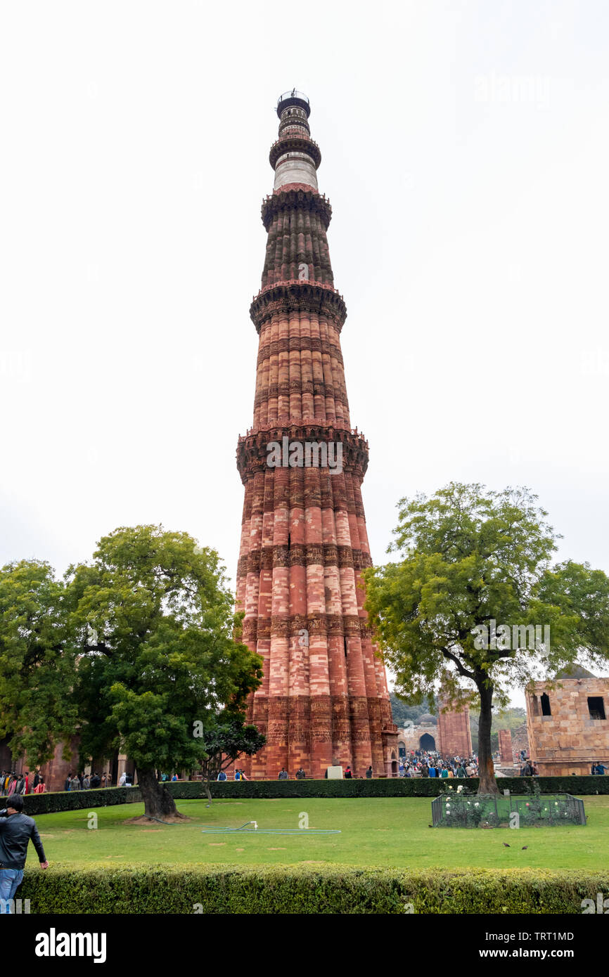 New Delhi, Inde - février 2019. Qutub Minar minaret pour le complexe de Qutb. À 72,5 mètres (237,8 pieds) le Qutb Minar est le plus haut minaret de briques en th Banque D'Images