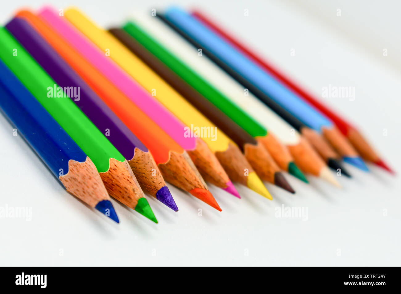 Close-up d'une sélection de crayons, crayons de couleur Multi collent ensemble disposés en une ligne graphique à barres en ligne sur fond blanc, télévision lay. Foc sélective Banque D'Images