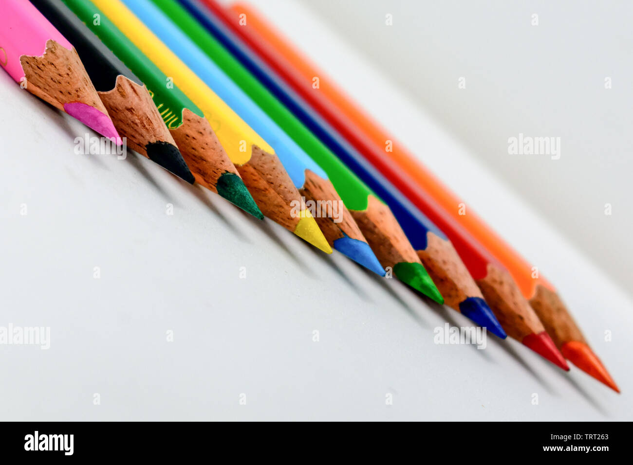Comité permanent de la foule Concept. Bande d'un assortiment de crayons de couleur crayons en multi arrangement arc-en-ciel sur fond blanc, télévision lay. Pa de géométrie Banque D'Images