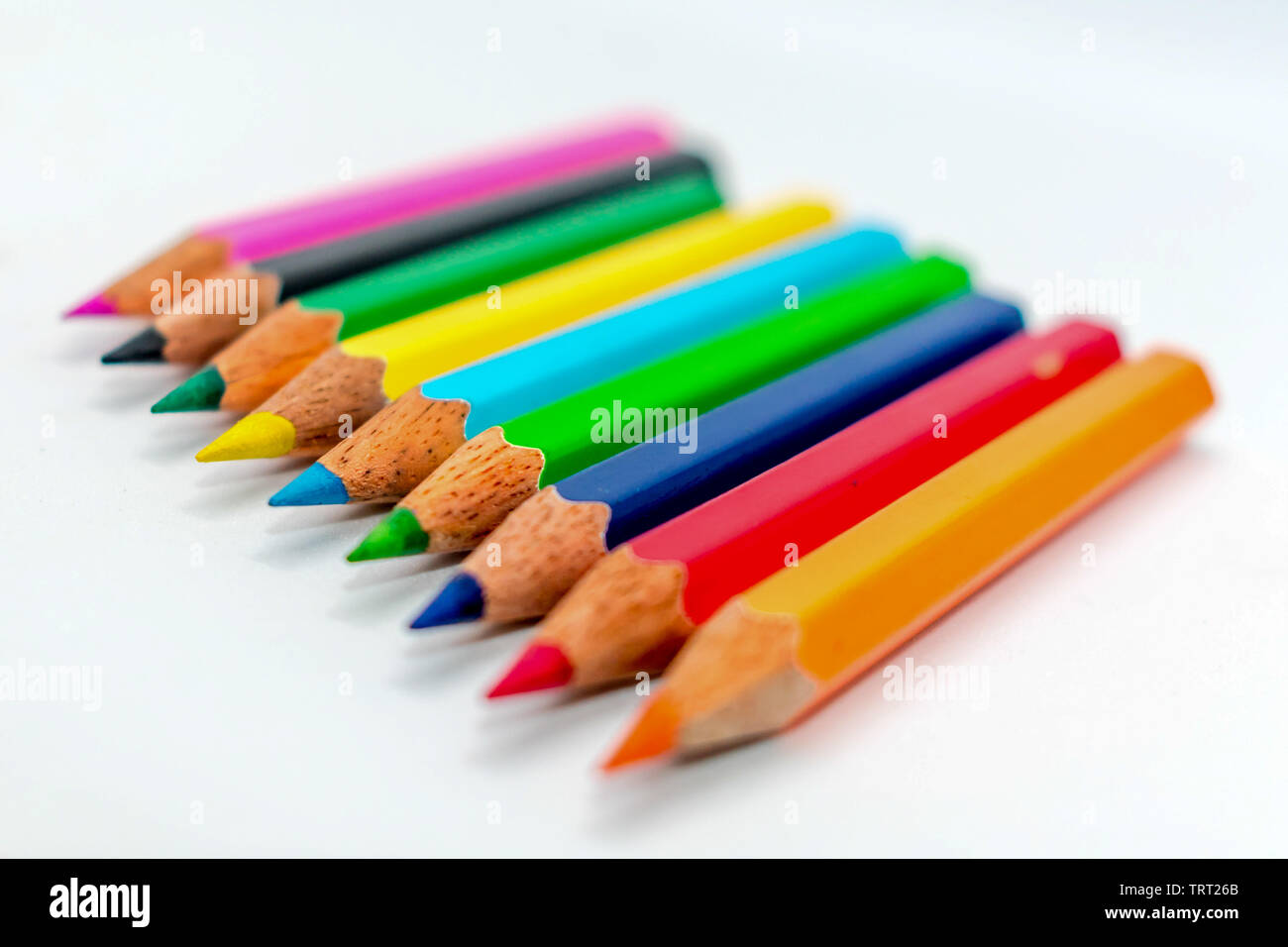 Bande de couleur multi couleur arc-en-ligne assortis crayon jusqu'à une ligne près l'un de l'autre côté de l'autre disposés en fond blanc, télévision lay. Fo sélective Banque D'Images
