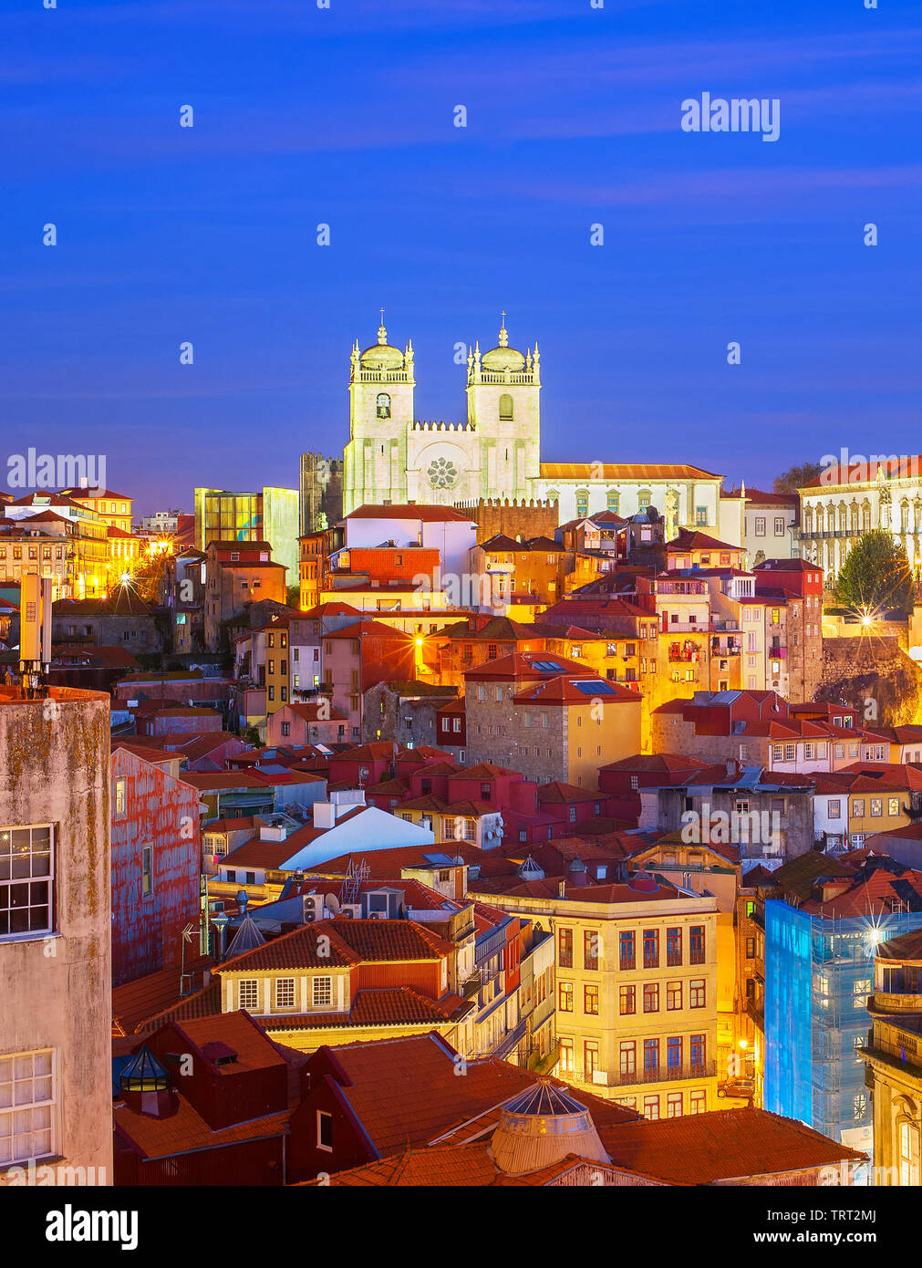 Vue de la cathédrale de Porto Ribeira avec célèbre la nuit , Portugal Banque D'Images