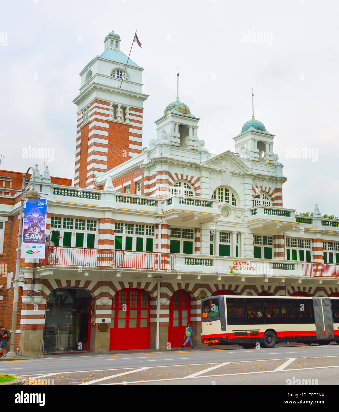 Singapour - Le 14 janvier 2017 : arrêt de bus de la ville par feu Central station building de Singapour Banque D'Images