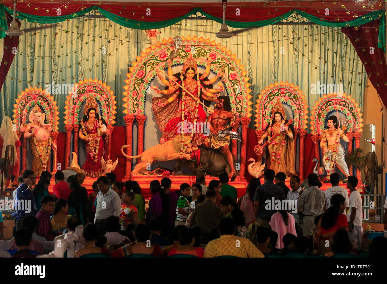 Les gens de la communauté hindoue offrir des prières dans le cadre des rituels pendant le festival Durga Puja au Temple Dhakeshwari Dhaka, Bangladesh. Banque D'Images