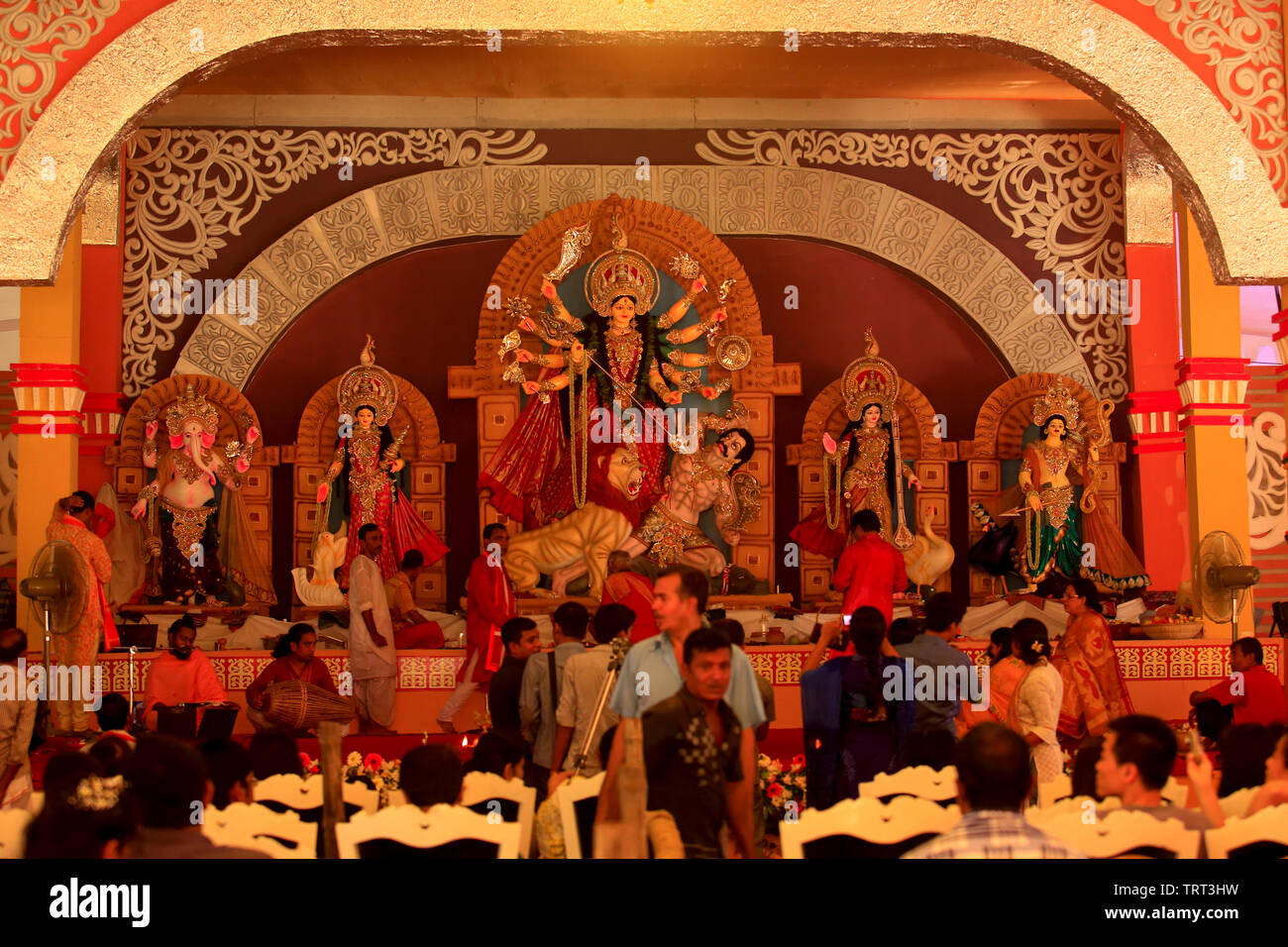 La déesse Durga, un affichage moderne à Banani Mandap Puja, au cours de la fête hindoue de Durga Puja, Dhaka, Bangladesh. Banque D'Images