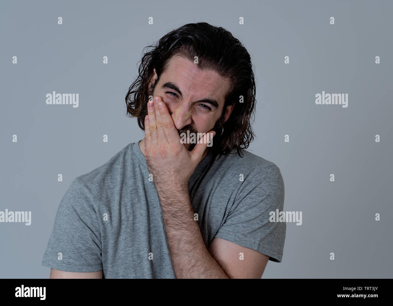 Triste homme sensible à la dépression et sentiment de tristesse désespérée. Portrait d'homme hipster. Dans Les Gens d'expressions du visage et les émotions et de Banque D'Images