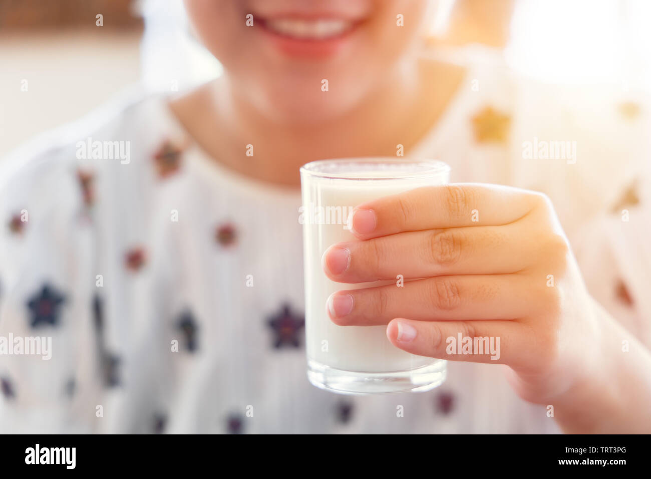Ado fille boire du lait pour des dents et good smile concept Banque D'Images