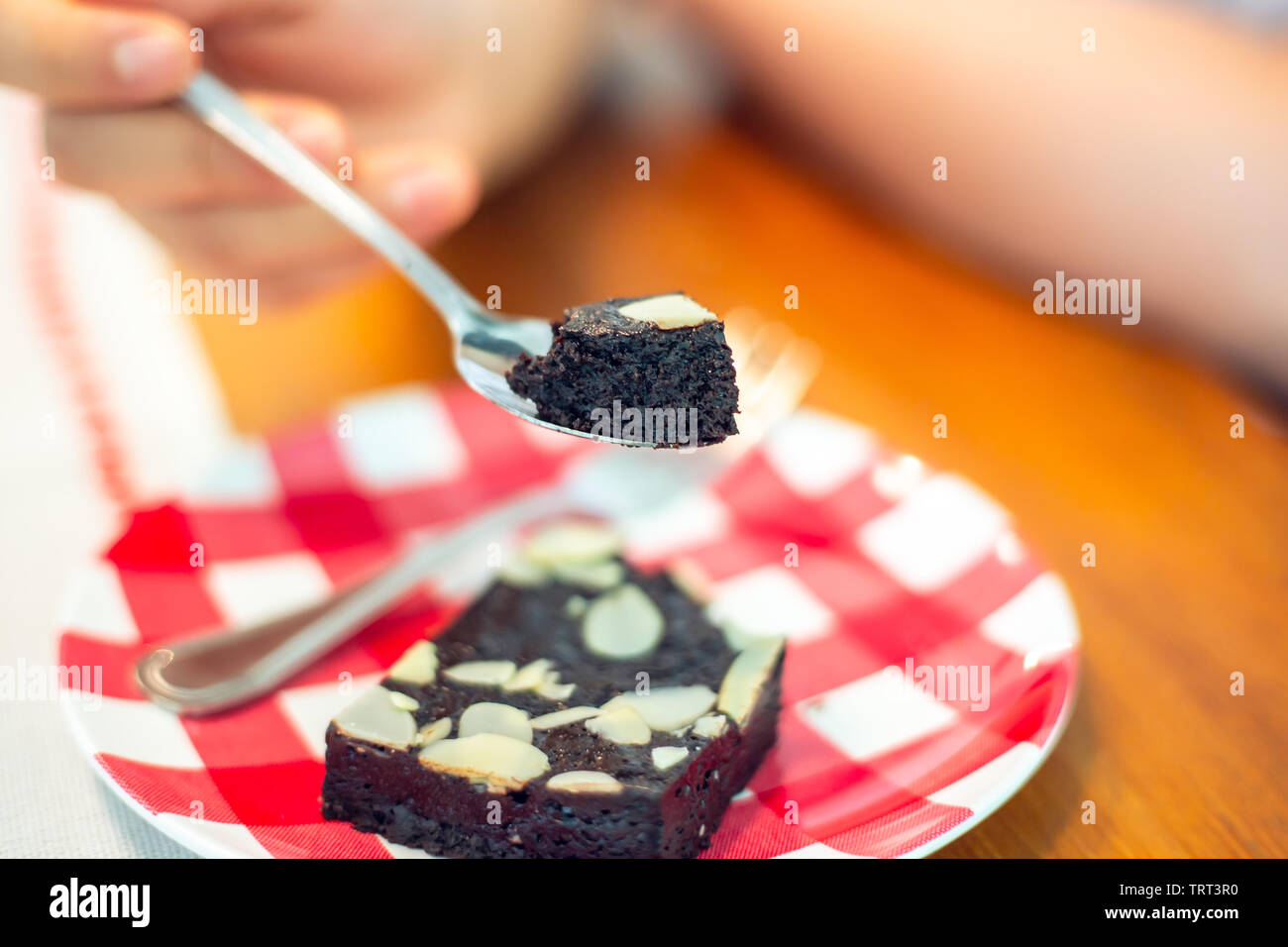 Bon dessert non sucré sain amandes délicieux brownies cake slice on spoon Banque D'Images