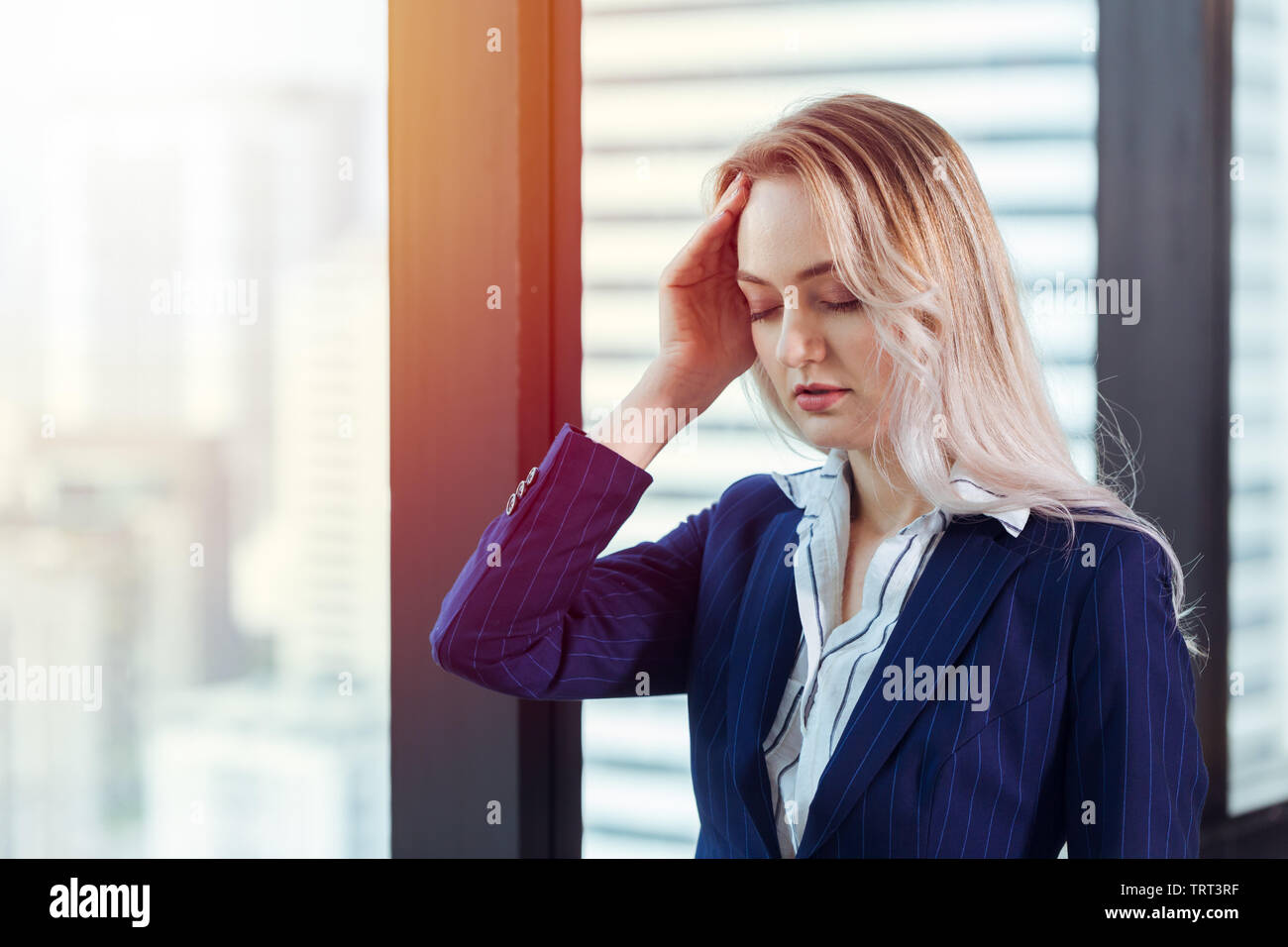 Office lady maux de tête à partir de la dure journée de travail, Office concept Symdrom. Banque D'Images