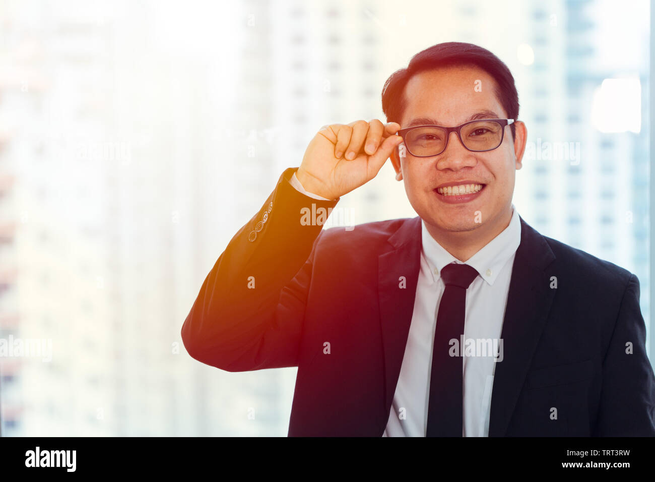 Heureux l'homme d'affaires Asiatique et souriant de l'homme office nerd Banque D'Images