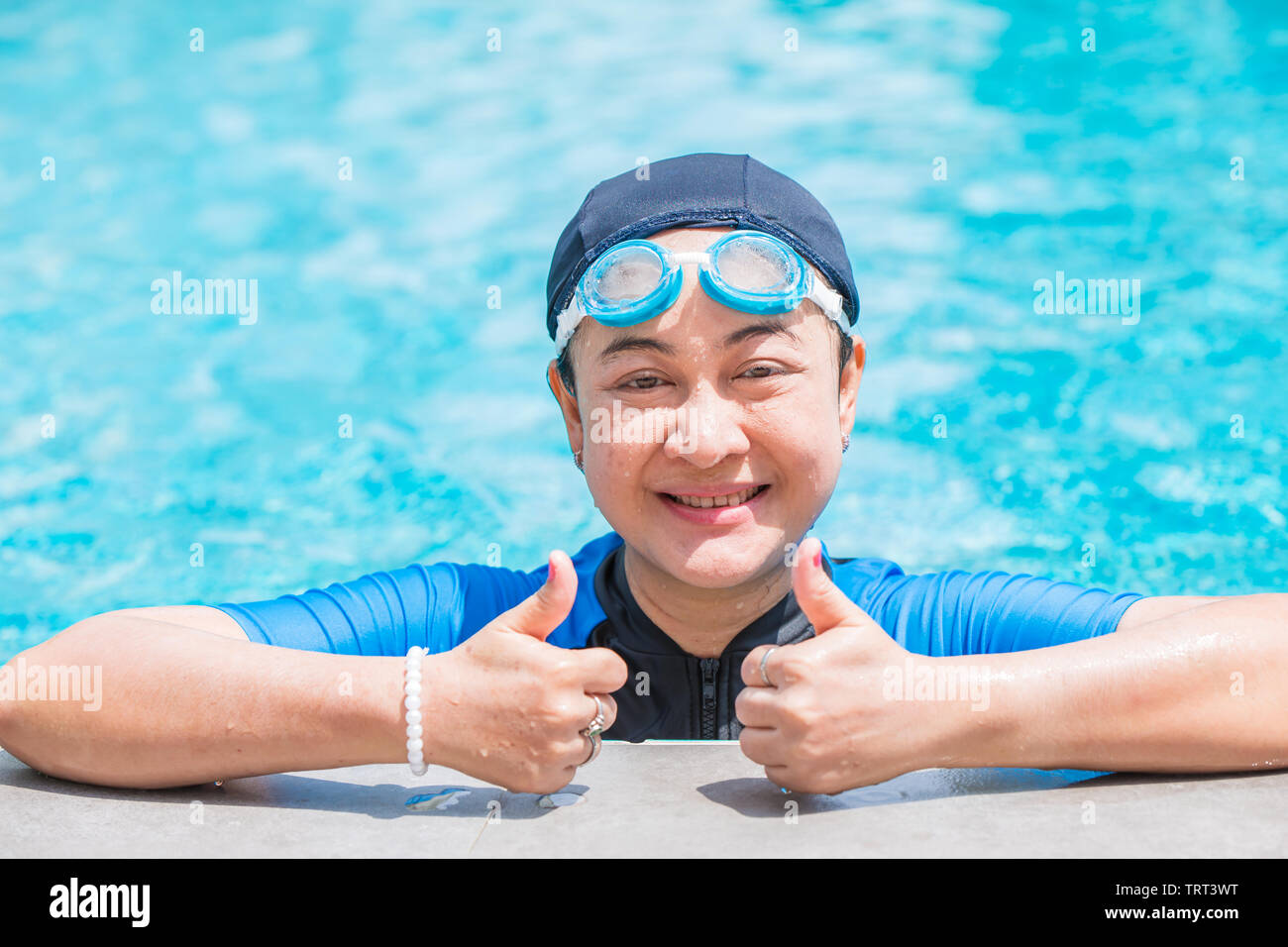 Sport senior woman l'air bien heureux de profiter de la baignade à la piscine pour des vies strong Banque D'Images