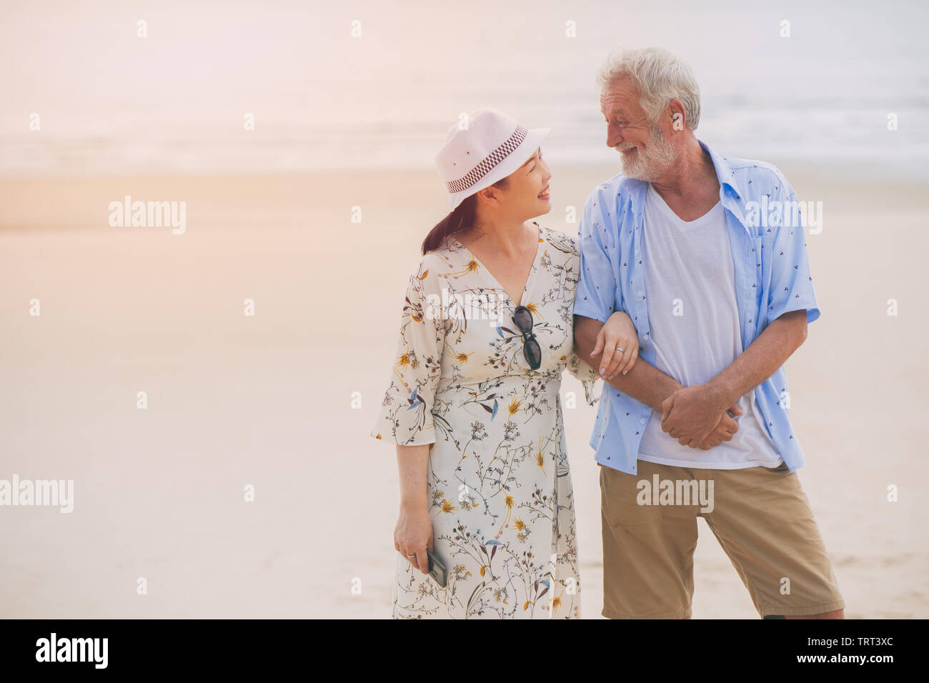Jolie femme asiatique couple heureux ensemble de soins aux aînés maison de vous détendre à la plage Banque D'Images