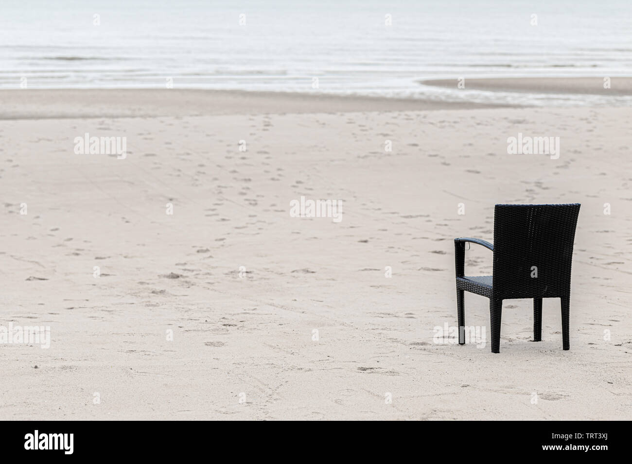 Chaise vide sur la plage. Personne ne calme tranquille concept solitaires Banque D'Images